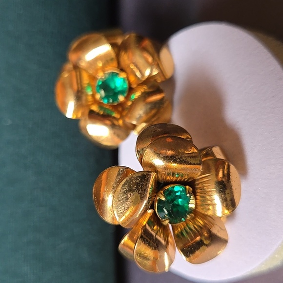 Vintage Gold Tone 3D Flower Earrings with Green Stone - Picture 4 of 17